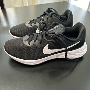 NEW Women’s Nike Revolution 6 - size 9.5 wide